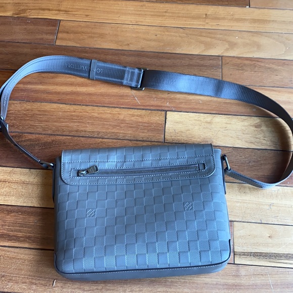 Louis Vuitton grey leather messenger bag - Picture 5 of 16